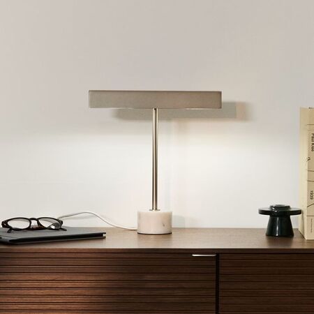 Kave_Home_Tischlampe_Lynor_Silber_Weiss_Marmor_Lifestyle