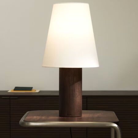 Kave_Home_Tischlampe_Marga_Dunkelbraun_Gummibaumholz_Lifestyle