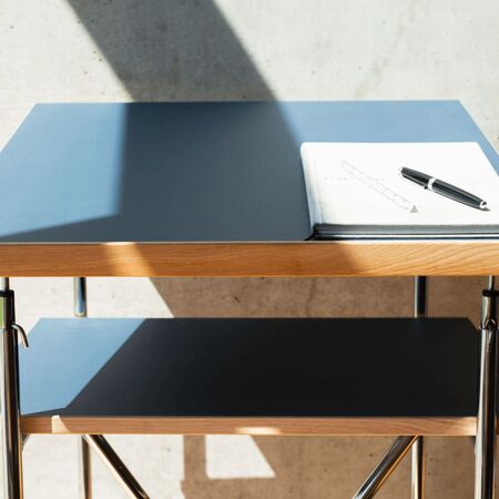 Richard_Lampert_Milla_Stehpult_Gestell_Chrom_Linoulem_Smokeyblue_Lifestyle