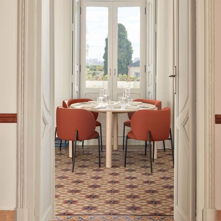 Teulat_Mogi_Stuhl_Brick_Lifestyle_1