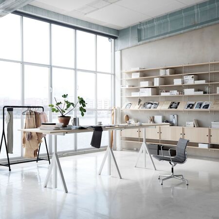 String_Furniture_Height_Adjustable_Conference_Table_Esche_Weiss_Lifestyle_1