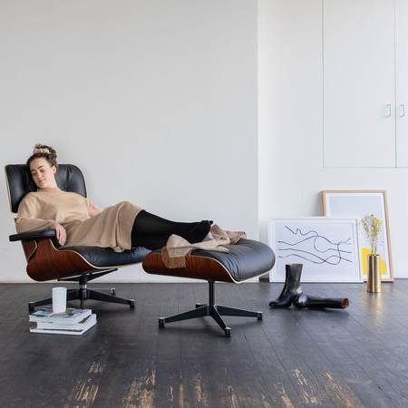 Vitra Lounge Chair & Ottoman / neues Furnier / Leder / Filzgleiter für harte Boden Nussbaum natur lackiert 31, Chocolate 68 - Leder Natural F, Aluminium poliert 03 / Tiefschwarz 12 pulverbeschichtet (glatt), Neue Masse