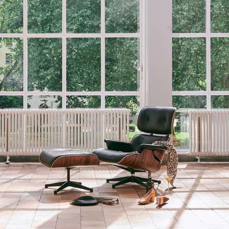 Vitra Lounge Chair & Ottoman / neues Furnier / Leder / Filzgleiter für harte Boden Nussbaum natur lackiert 31, Chocolate 68 - Leder Natural F, Aluminium poliert 03 / Tiefschwarz 12 pulverbeschichtet (glatt), Neue Masse