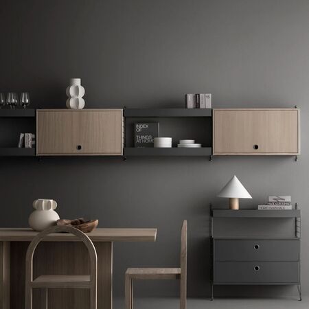 String_Furniture_Schrank_mit_Klapptür_Esche_78_Lifestyle