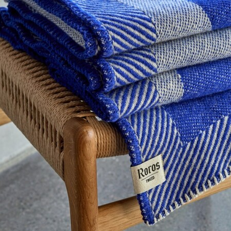 Røros Tweed Lammwolldecke The Holiday Triptych 150 x 200 cm von Røros Tweed House on a Hill Blue