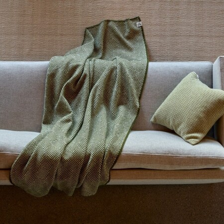 Røros Tweed Lammwolldecke The Holiday Triptych 150 x 200 cm von Røros Tweed Under a Tree Green