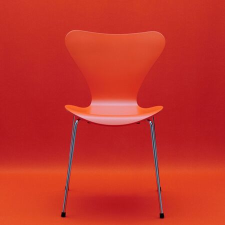 Fritz_Hansen_Stuhl_Serie_7_in_Furnier_lackiert_100_Orange_Lifestyle_3017