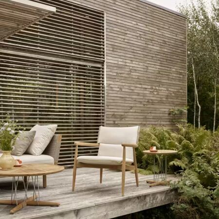 Carl_Hansen_Son_E018_Lounge_Chair_Teak_Untreated_mit_Sitzkissen_Life_Beige_Oat_Lifestyle