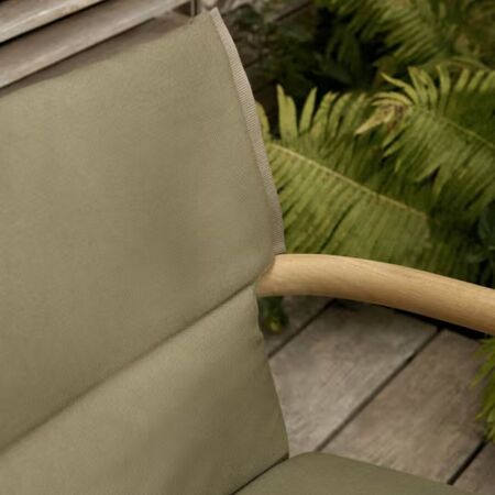 Carl_Hansen_Son_E018_Lounge_Chair_Teak_Untreated_mit_Sitzkissen_Grun_Panama_Alga_3667_Lifestyle_1