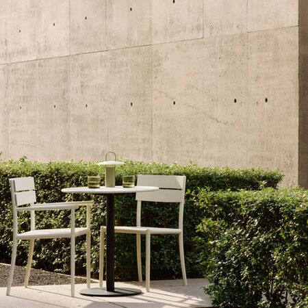 Ethnicraft_Blend_Gartenisschgestell_Gartentischgestell_fur_Draussen_Dark_Bronze_Lifestyle