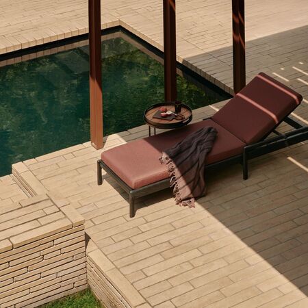 Ethnicraft_Beistelltisch_mit_Outdoor_tablett_Dark_Bronze_Lifestyle_30006