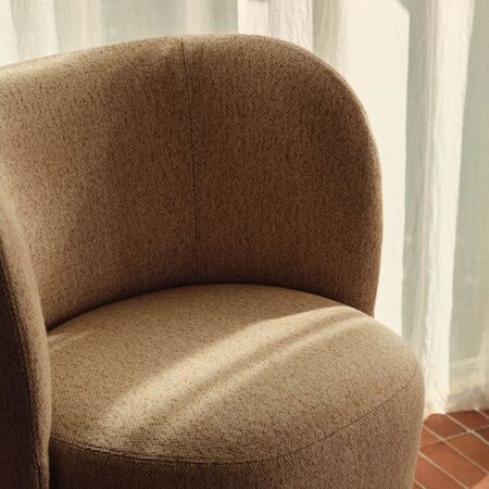 Ferm Living Drehbarer Lounge Chair Rico Club von Ferm Living Black / Honey - Vanir