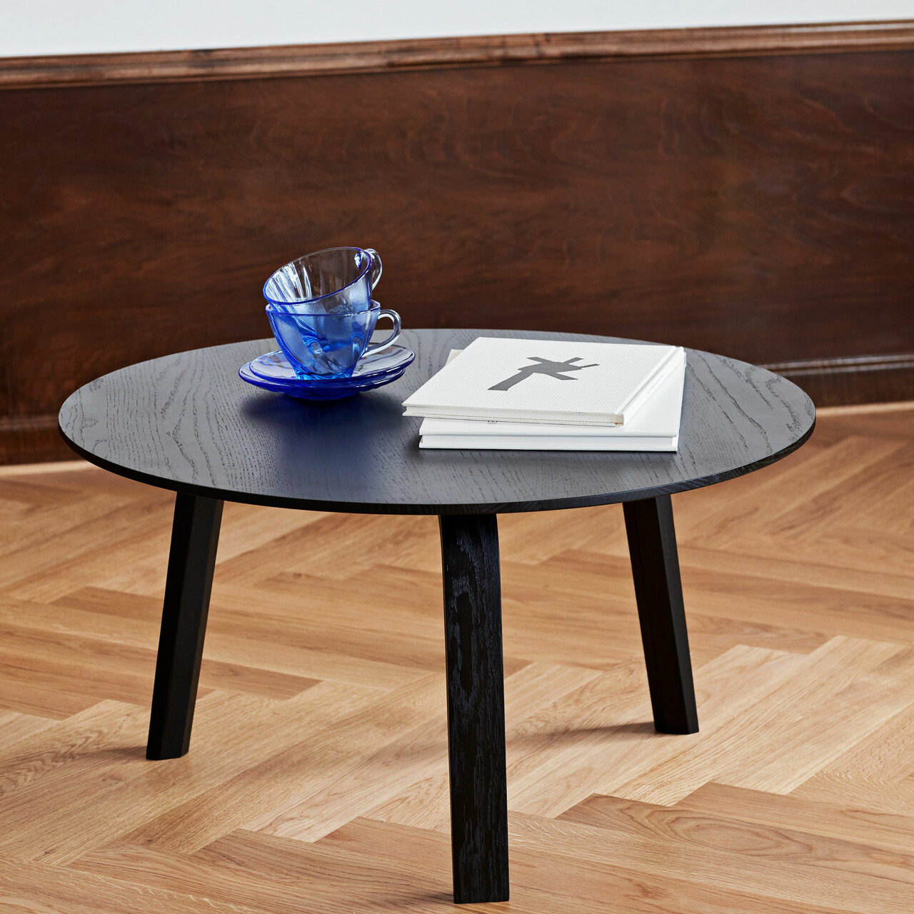 Hay Living Bella Coffee Table Ø: 45 cm / H: 49 cm , Eiche braunschweiggrün lackiert