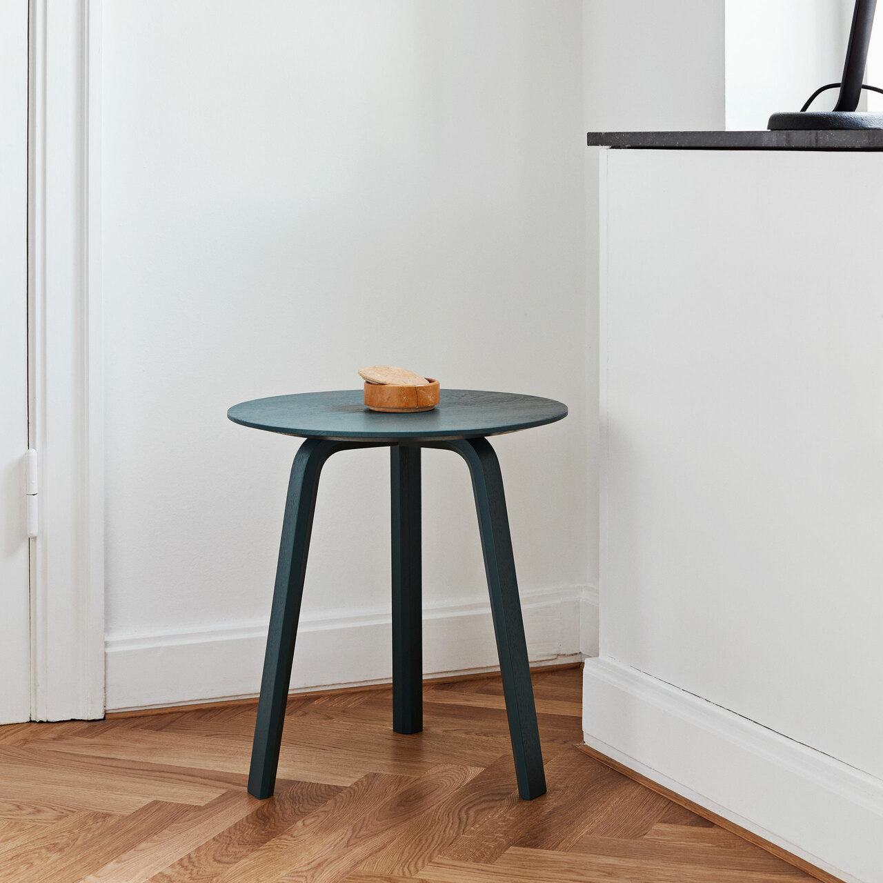 Hay Living Bella Coffee Table Ø: 45 cm / H: 49 cm , Eiche braunschweiggrün lackiert