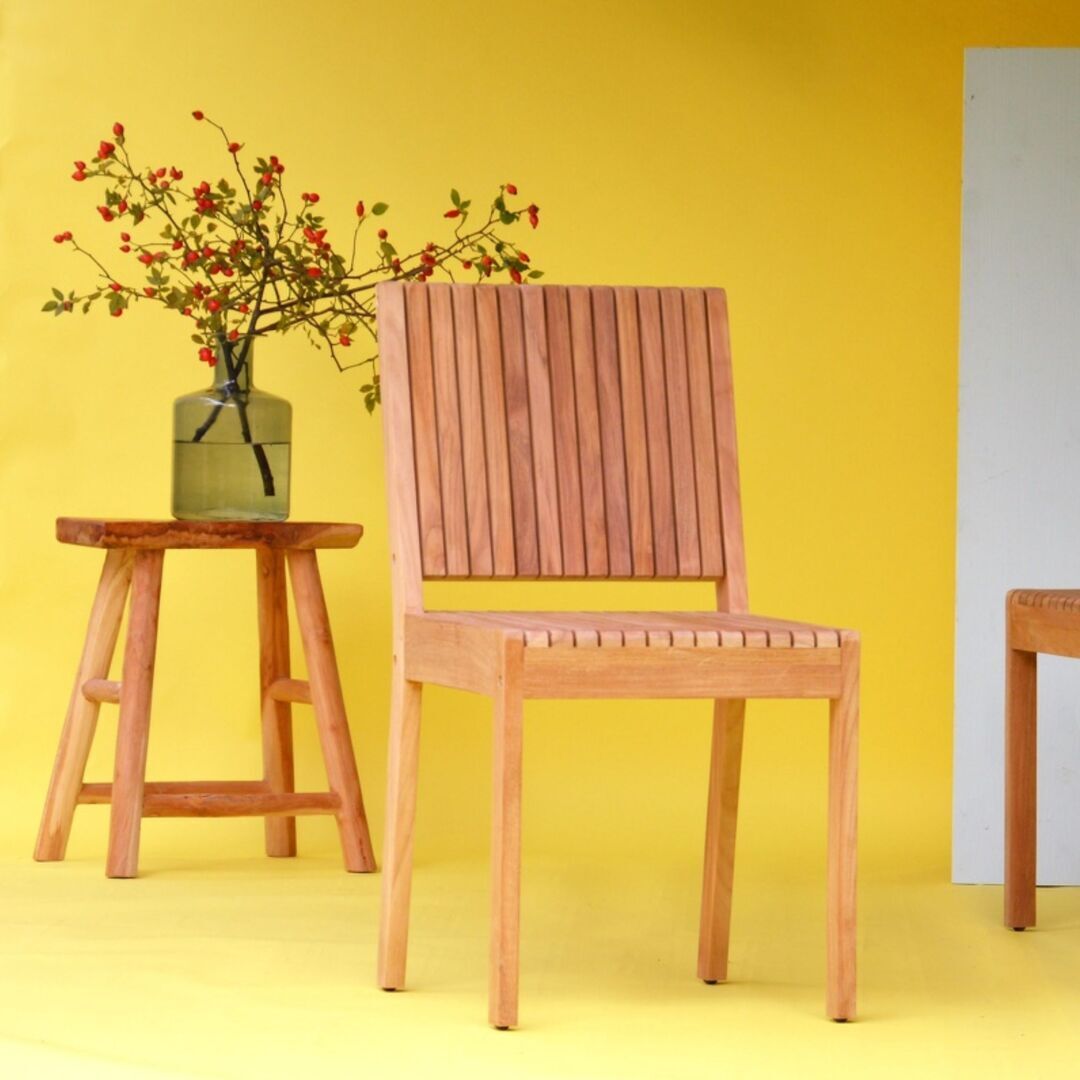 Jankurtz_SAMOA_Stuhl_Teak_Lifestyle_Front