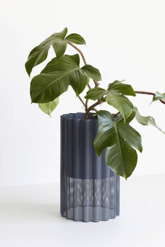 Huebsch Topf m/Fuss Metall grau