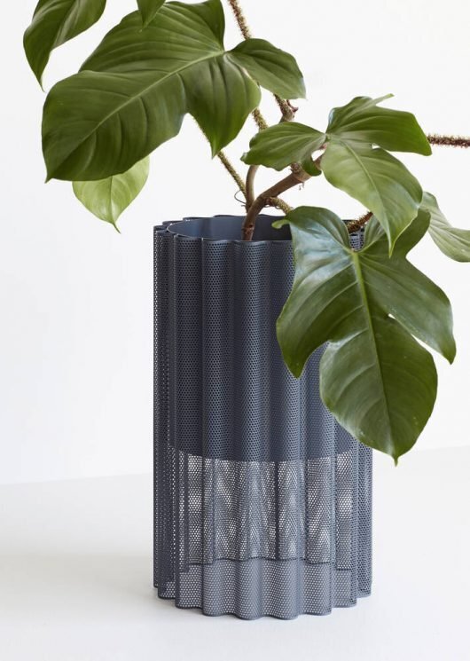 Huebsch Topf m/Fuss Metall grau