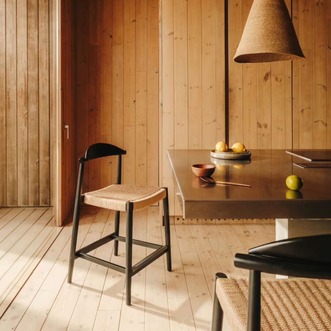 Kave_Home_NINA_Outdoor_Barhocker_Schwarz_Finish_beige_Seil_Lifestyle