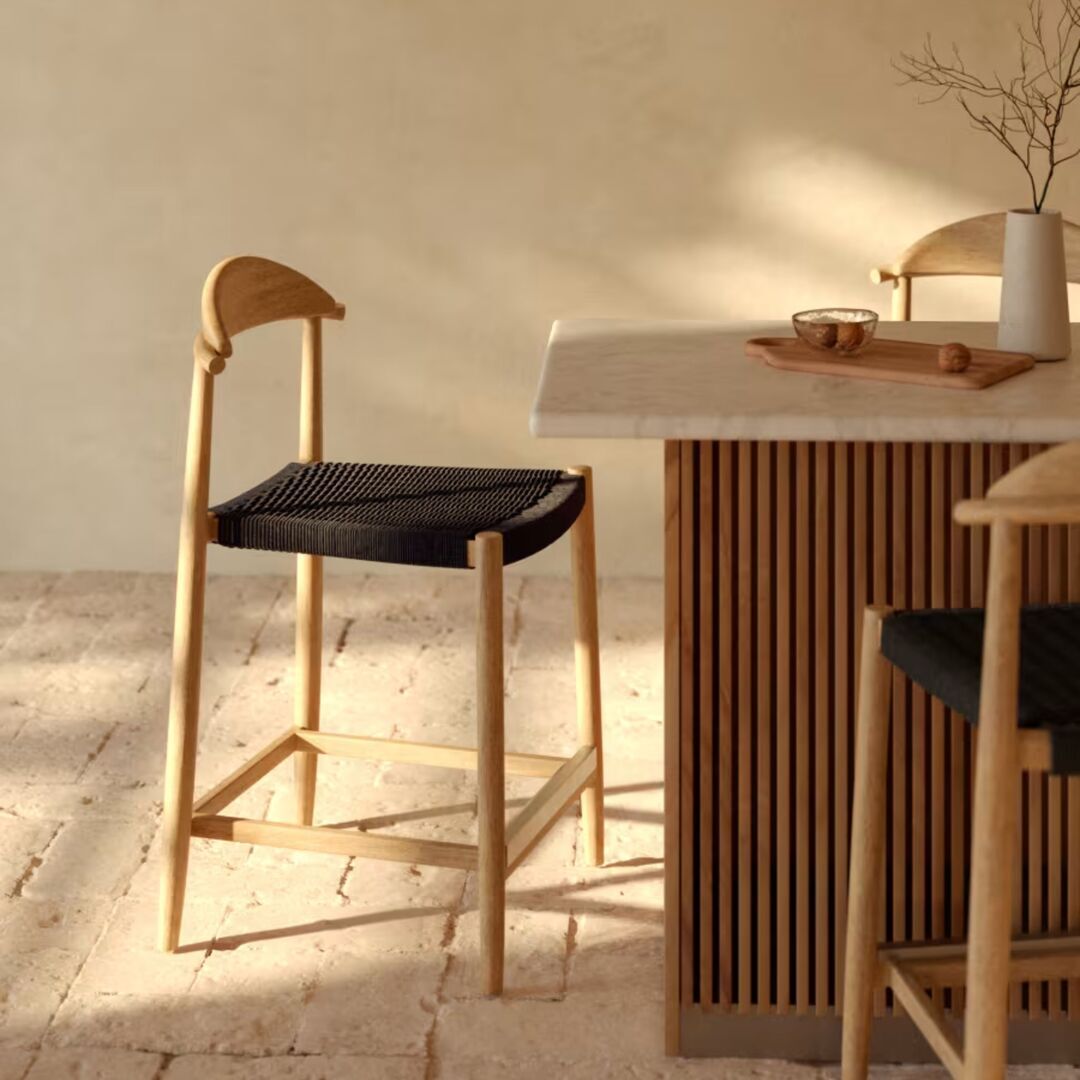 Kave_Home_NINA_Outdoor_Barhocker_Natur_farbe_schwarze_Schnur_Lifestyle