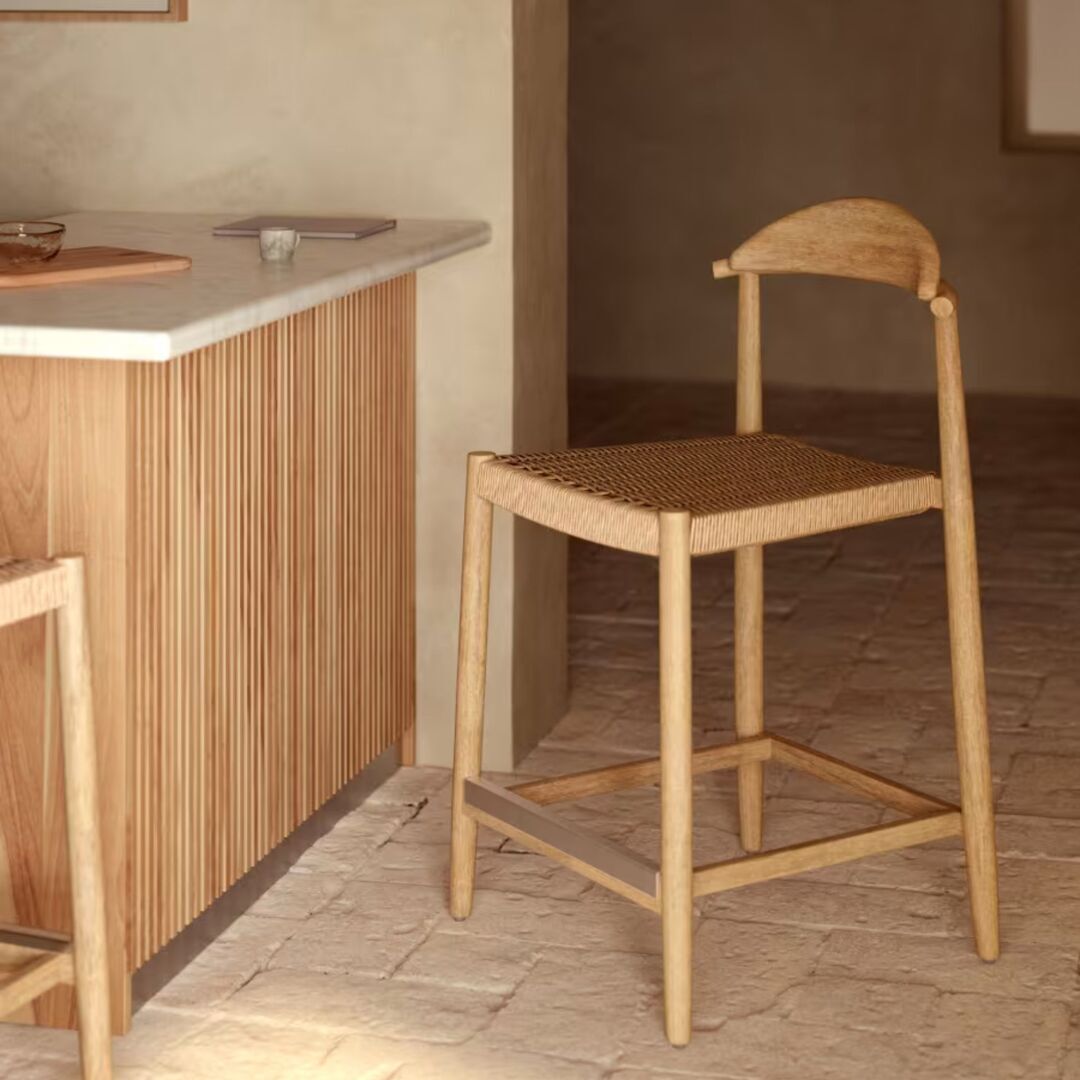 Kave_Home_NINA_Outdoor_Barhocker_Massive_Akazienholz_Lifestyle