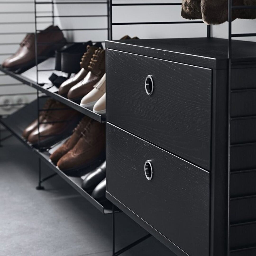 String_Furniture_Zeitschriftenablage_Holz_58_30_cm_Black_Stained_Ash_Lifestyle