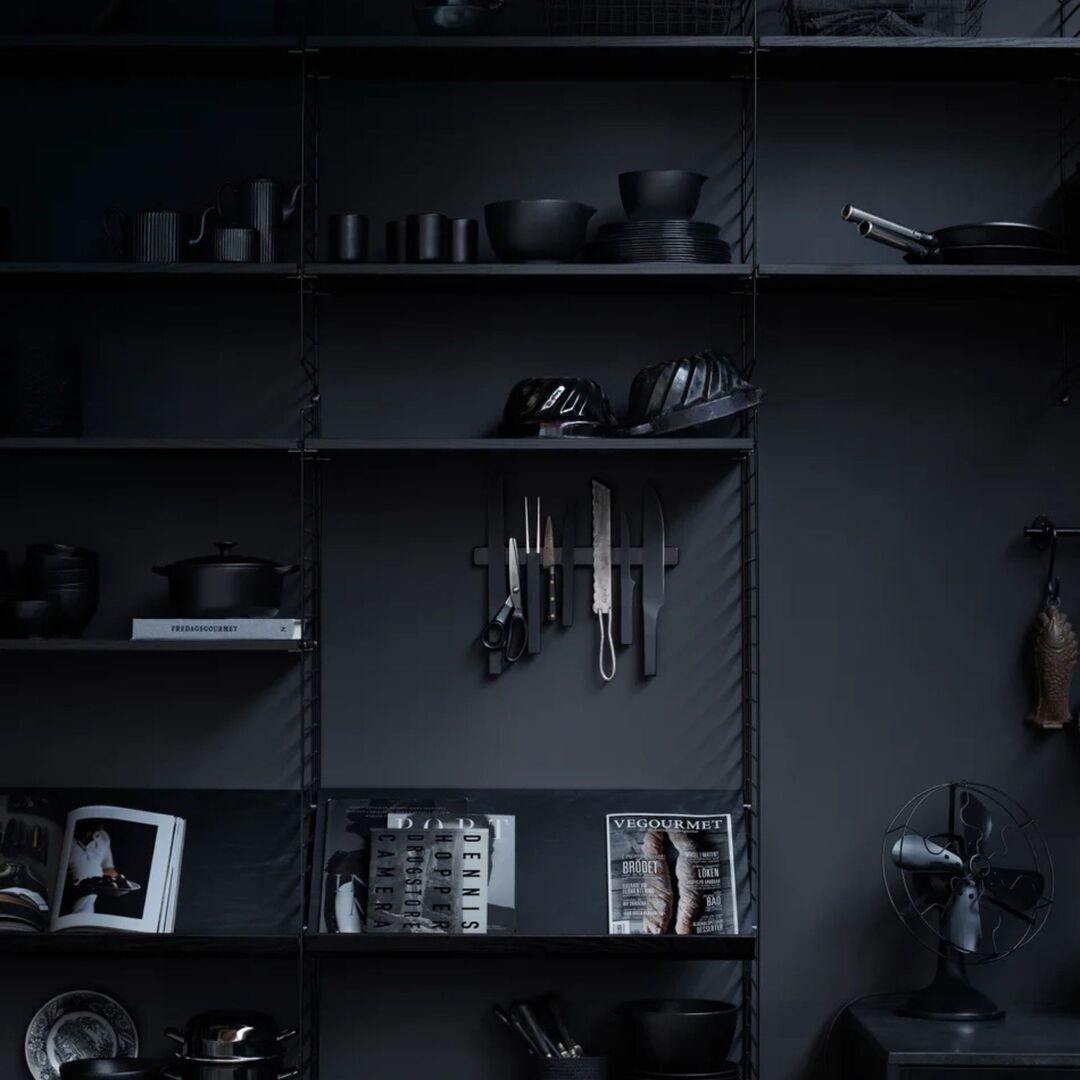 String_Furniture_Regalböden_Schwarz_Lifestyle