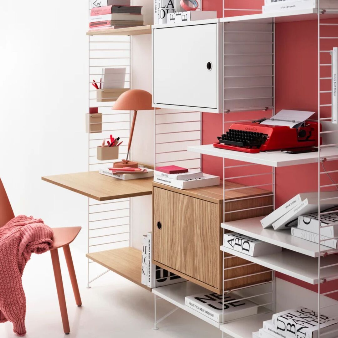 String_Furniture_Regal_Wohnzimmer_P_Beige_Weiss_Lifestyle