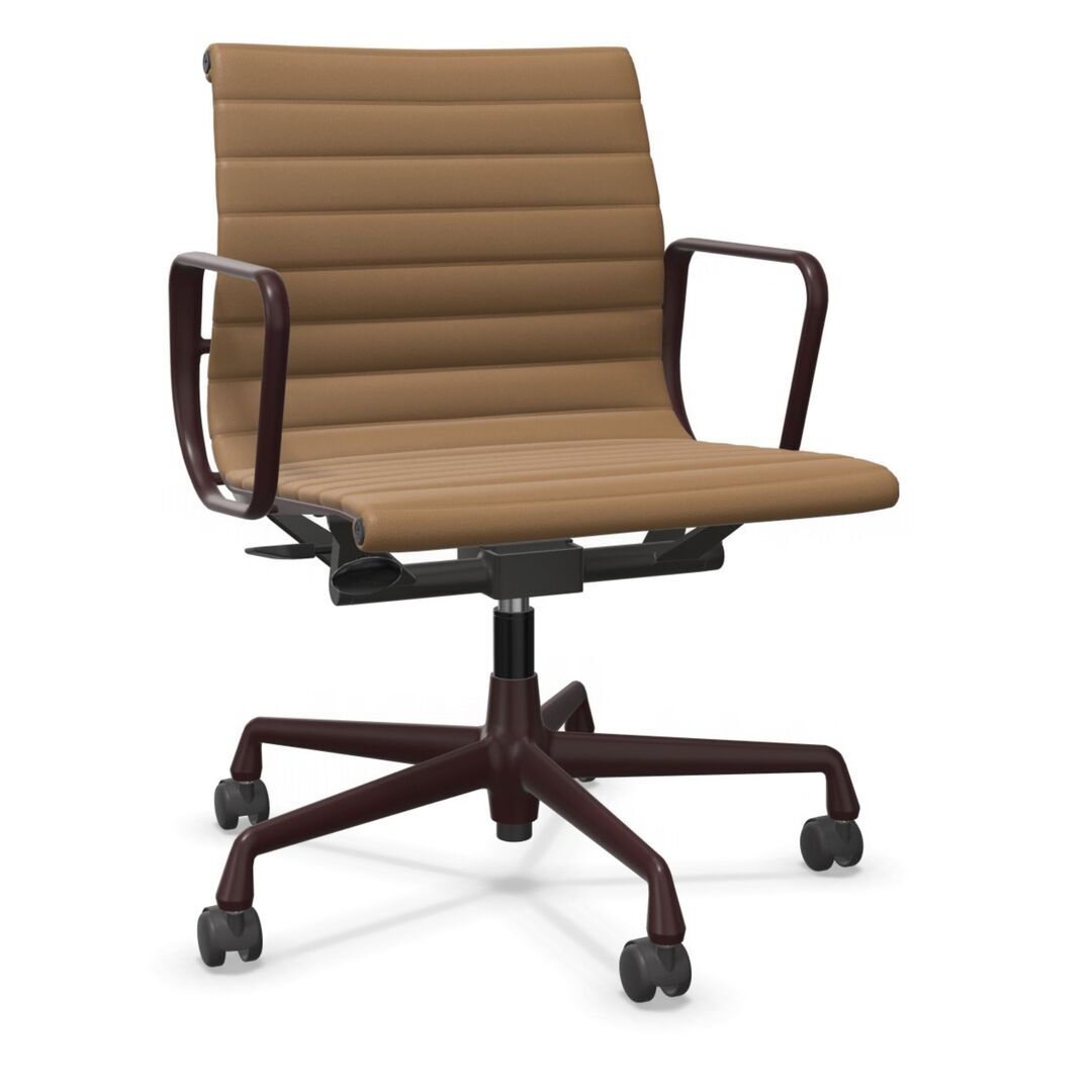 Vitra Aluminium Chair EA 118 Camel 75 - Leder, Dunkel Bordeaux 60 pulverbeschichtet (struktur), Rolle weich gebremst für Hartboden 03