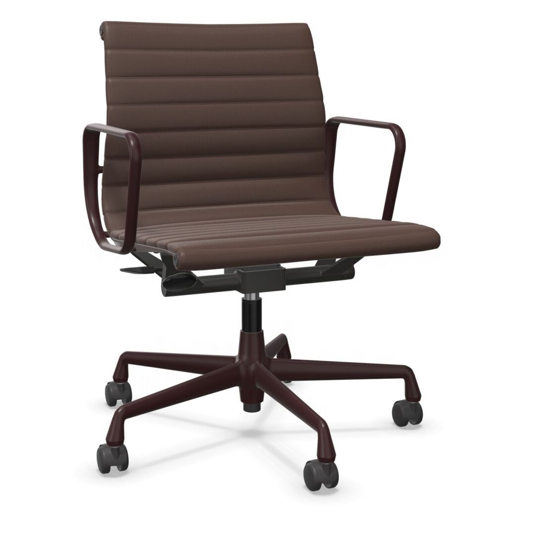 Vitra Aluminium Chair EA 118 Kastanie 69 - Leder, Dunkel Bordeaux 60 pulverbeschichtet (struktur), Rolle hart gebremst für Teppichboden 02