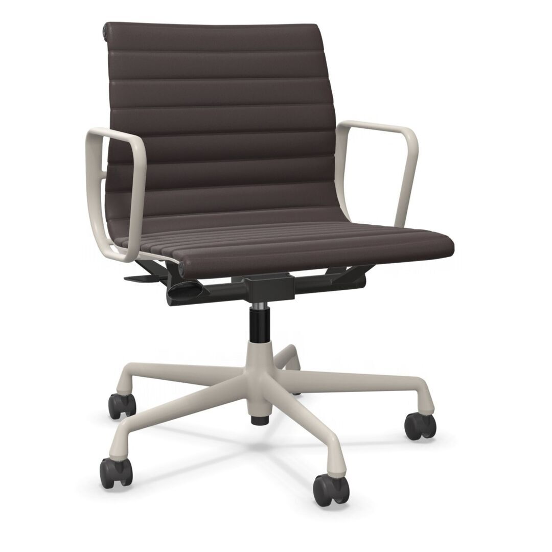 Vitra Aluminium Chair EA 118 Pflaume 87 - Leder, Kreide 37 pulverbeschichtet (struktur), Rolle hart gebremst für Teppichboden 02