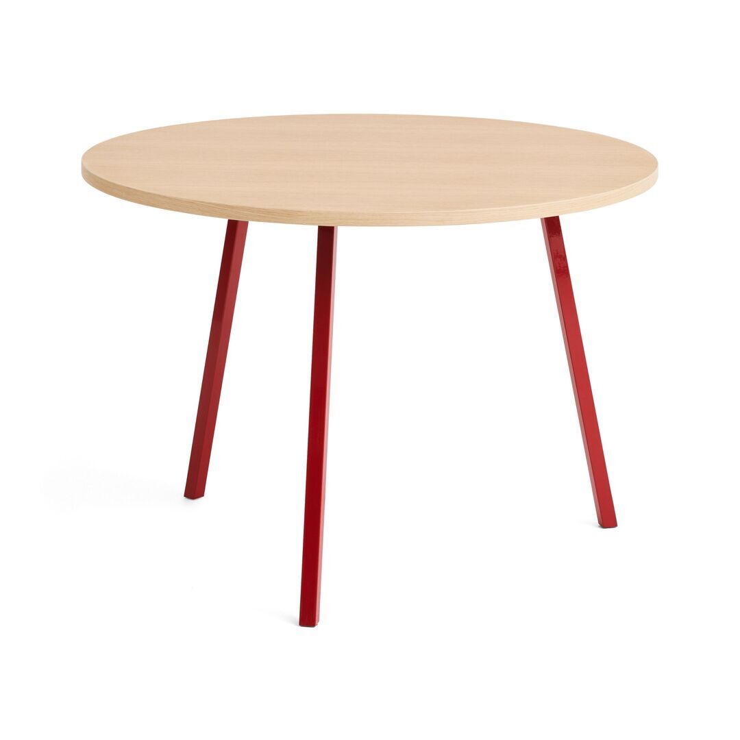 HAY Accessoires Loop Stand Table Round Ø: 105 cm / H: 74 cm, Eichenfurnier klar lackiert, Stahl pulverbeschichtet kastanienrot
