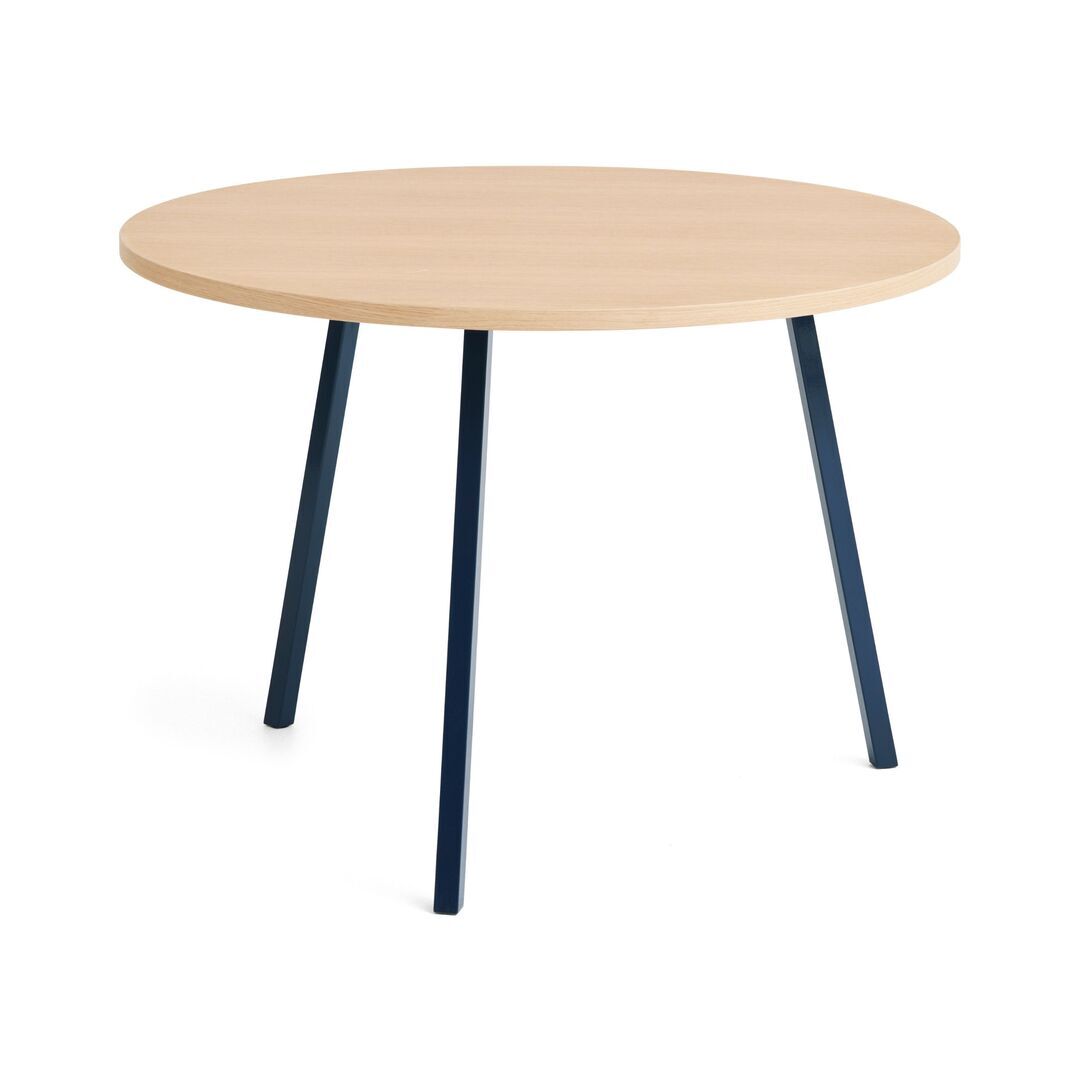 HAY Accessoires Loop Stand Table Round Ø: 105 cm / H: 74 cm, Eichenfurnier klar lackiert, Stahl pulverbeschichtet tiefblau