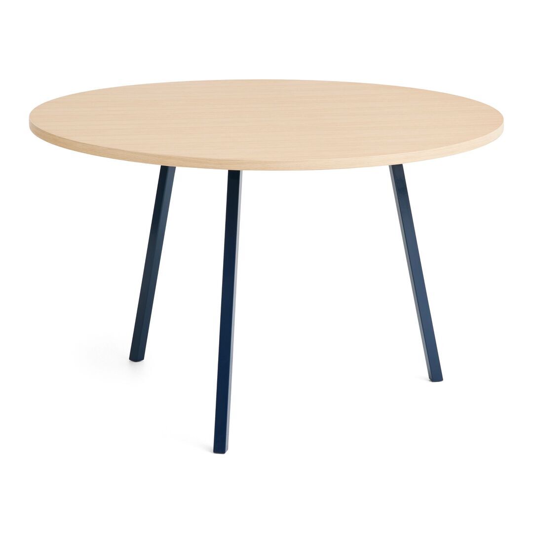 HAY Accessoires Loop Stand Table Round Ø: 120 cm / H: 74 cm , Eichenfurnier klar lackiert, Stahl pulverbeschichtet tiefblau