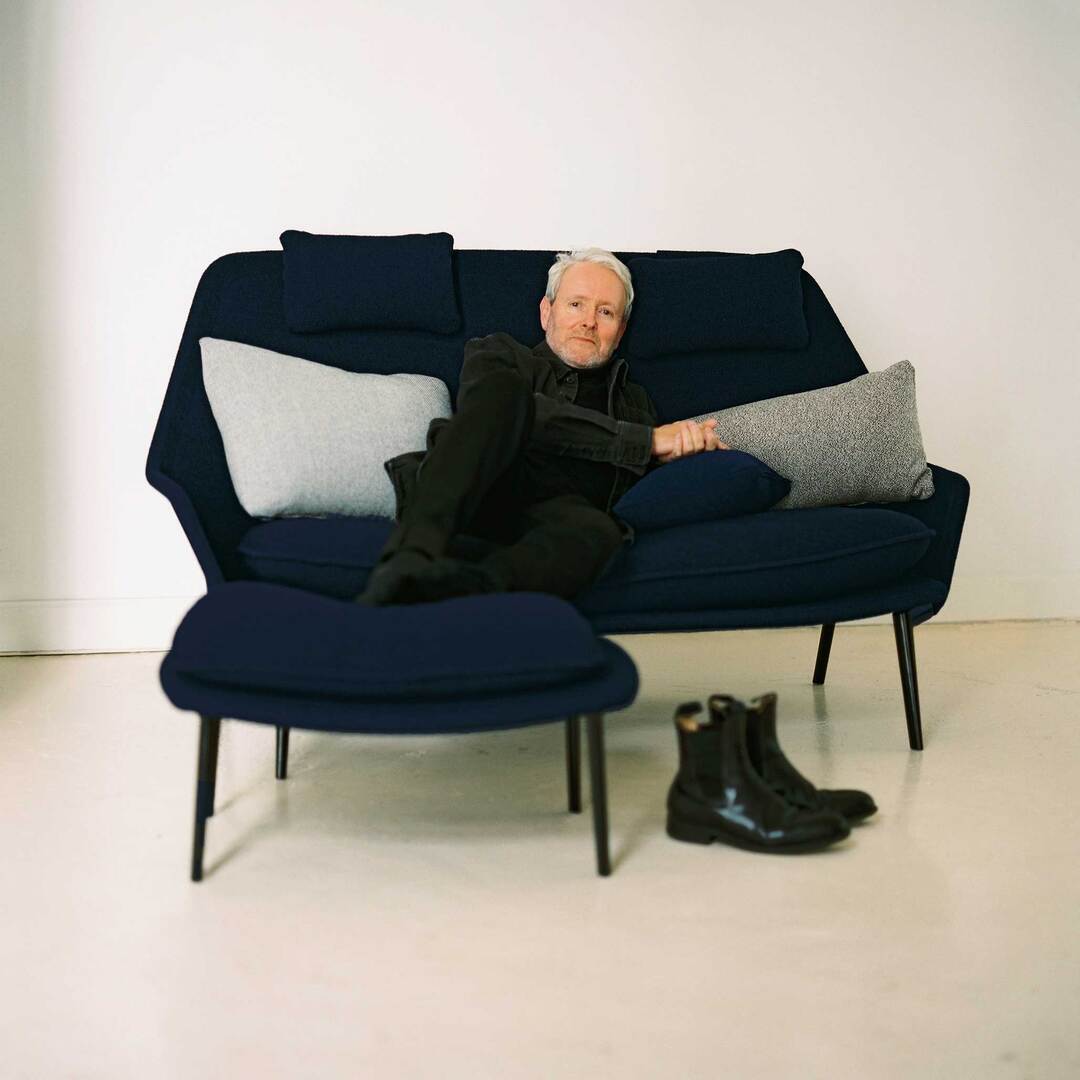 Vitra Slow Sofa in Stoff von Vitra Flocca dunkelblau, Aluminiumguss pulverbeschichtet tiefschwarz