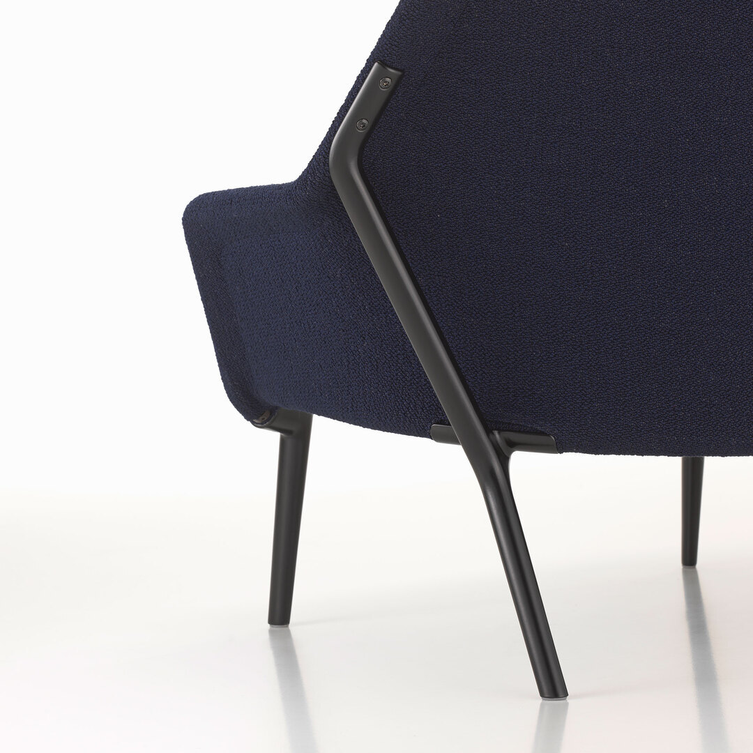 Vitra Slow Sofa in Stoff von Vitra Flocca dunkelblau, Aluminiumguss pulverbeschichtet tiefschwarz