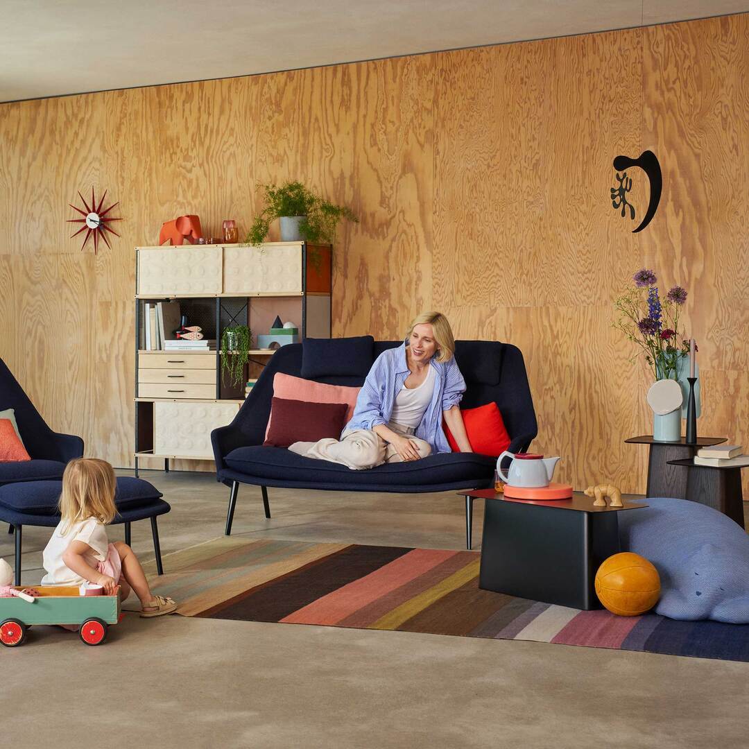 Vitra Slow Sofa in Stoff von Vitra Flocca dunkelblau, Aluminiumguss pulverbeschichtet tiefschwarz