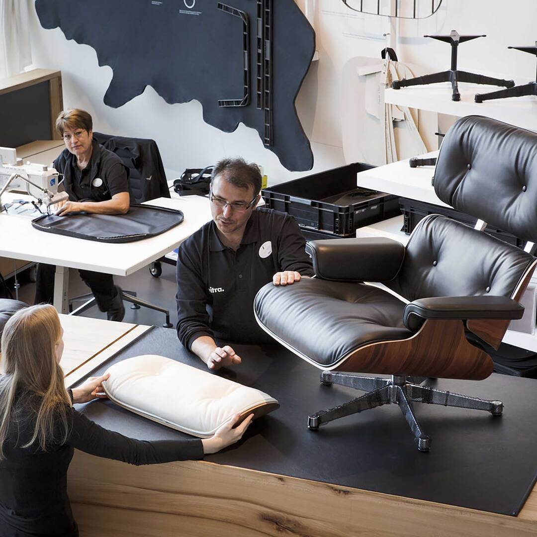 Atelier Package: Eames Lounge Chair & Ottoman in Leder