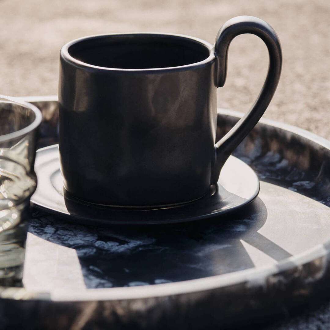 Ferm Living Steingut-Tassen mit Unterteller Flow von Ferm Living Black