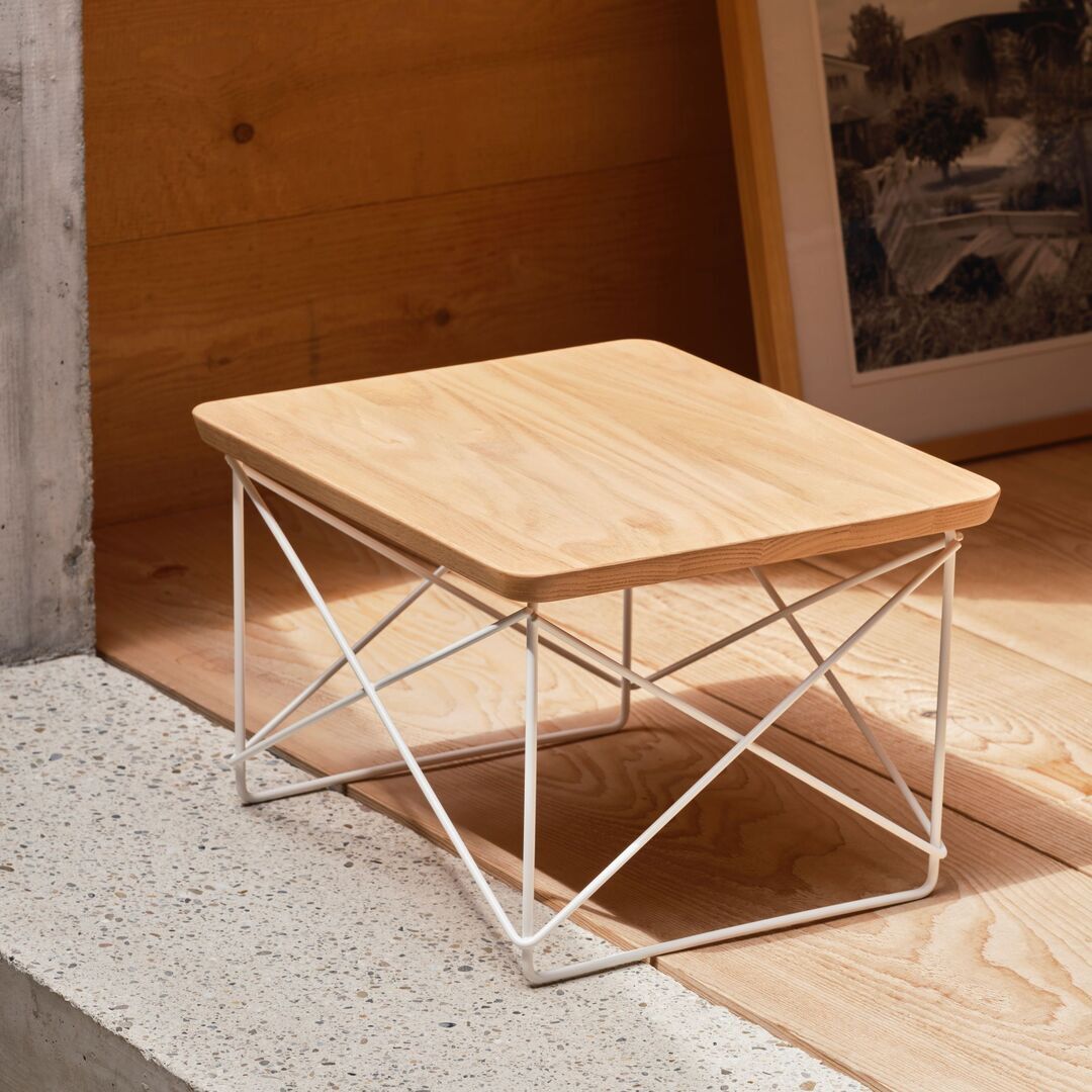Vitra Occasional Table LTR Weiss 04 pulverbeschichtet (glatt), Kastanie massiv
