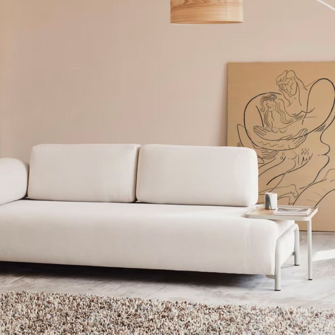 Kave_Home_2_Sitzer_Sofa_Compo_aus_Chenille_mit_grosses_Tablett_Drom_Beige_Stahl_Beige_Lifestyle