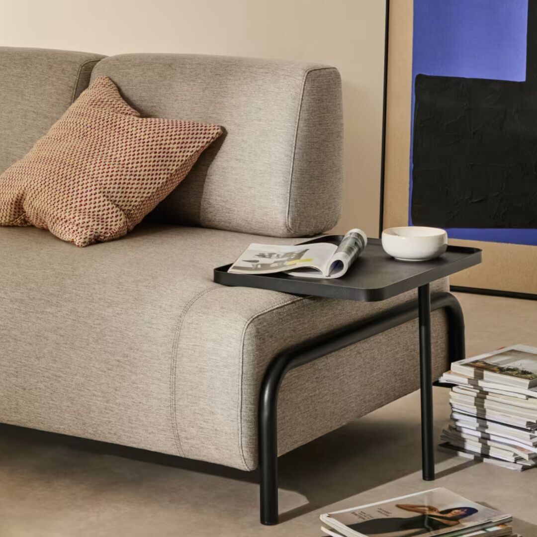 Kave_Home_2_Sitzer_Sofa_Compo_aus_Chenille_mit_grosses_Tablett_Babel_Beige_Stahl_Schwarz_Lifestyle