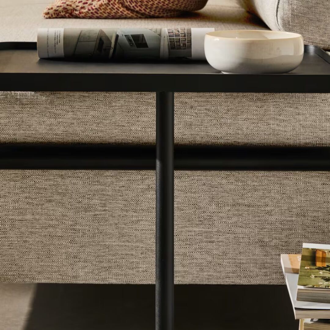 Kave_Home_2_Sitzer_Sofa_Compo_aus_Chenille_mit_grosses_Tablett_Babel_Beige_Stahl_Schwarz_Lifestyle