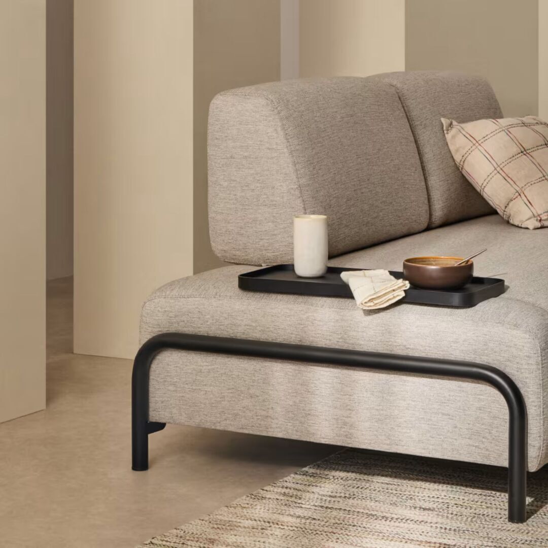 Kave_Home_2_Sitzer_Sofa_Compo_aus_Chenille_mit_kleines_Tablett_Schwarz_Babel_Beige_Lifestyle_2