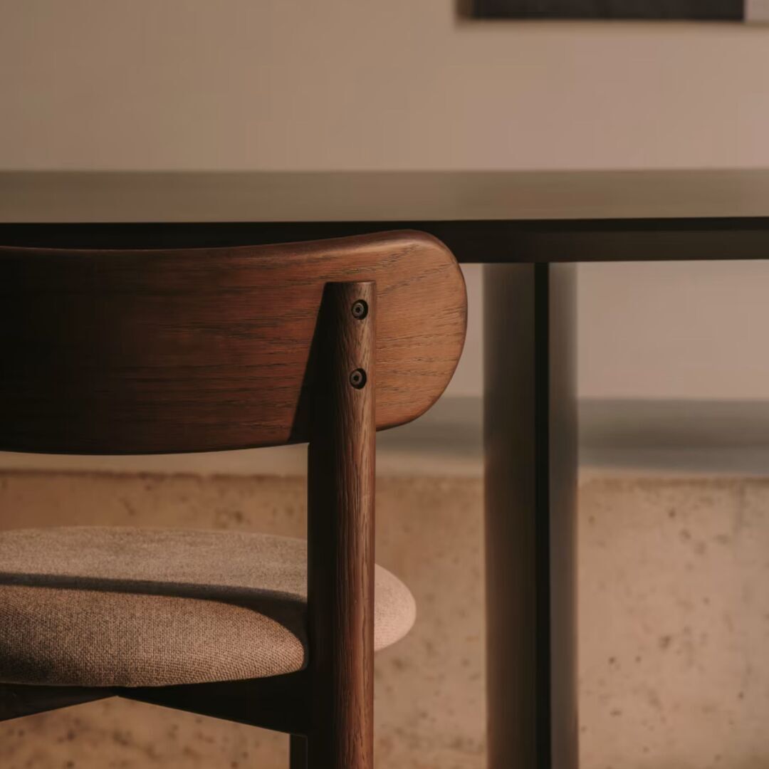 Kave_Home_Stuhl_Nebai_in_Chenille_Braun_Nussbaum_Lifestyle_3