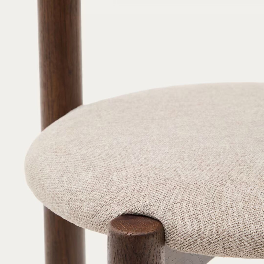Kave_Home_Stuhl_Nebai_in_Chenille_Braun_Nussbaum_Details_2