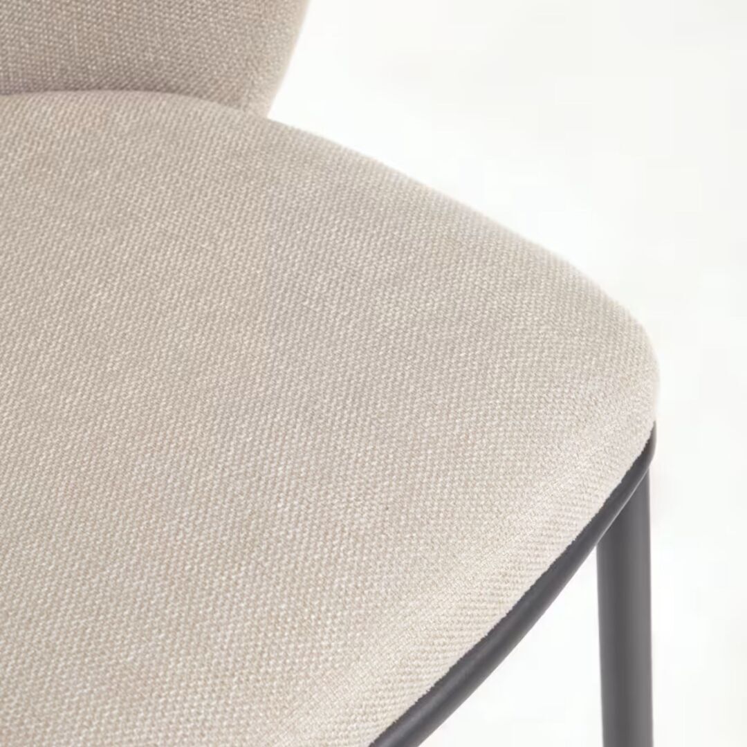 Kave Home Hocker aus Chenille Ciselia von Kave Home Beige / Schwarz