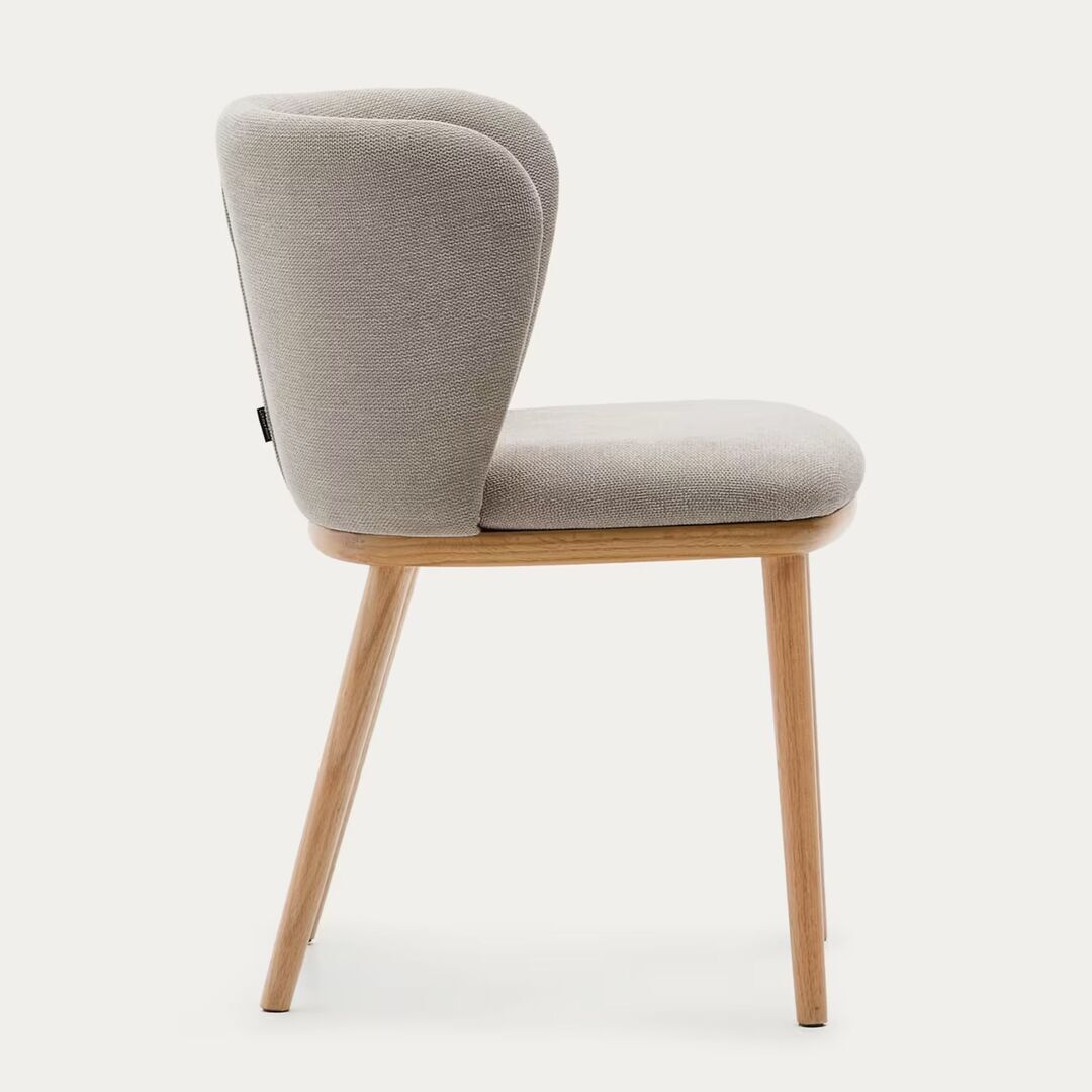 Kave_Home_Stuhl_Ciselia_aus_Chenille_Braun_Massives_Eschenholz_Natürl_Finish