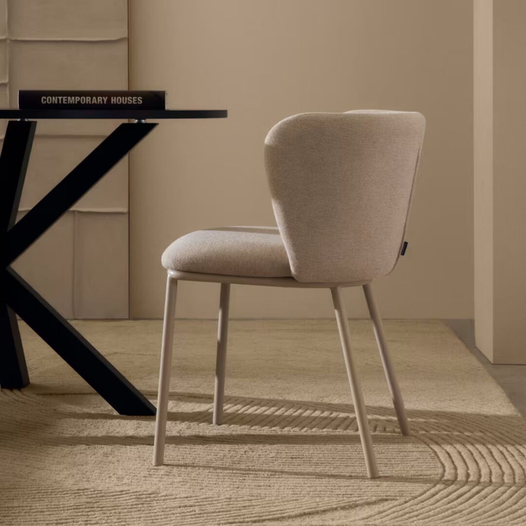 Kave_Home_Stuhl_Ciselia_aus_Chenille_Beige_Stahl_Beige_Lifestyle