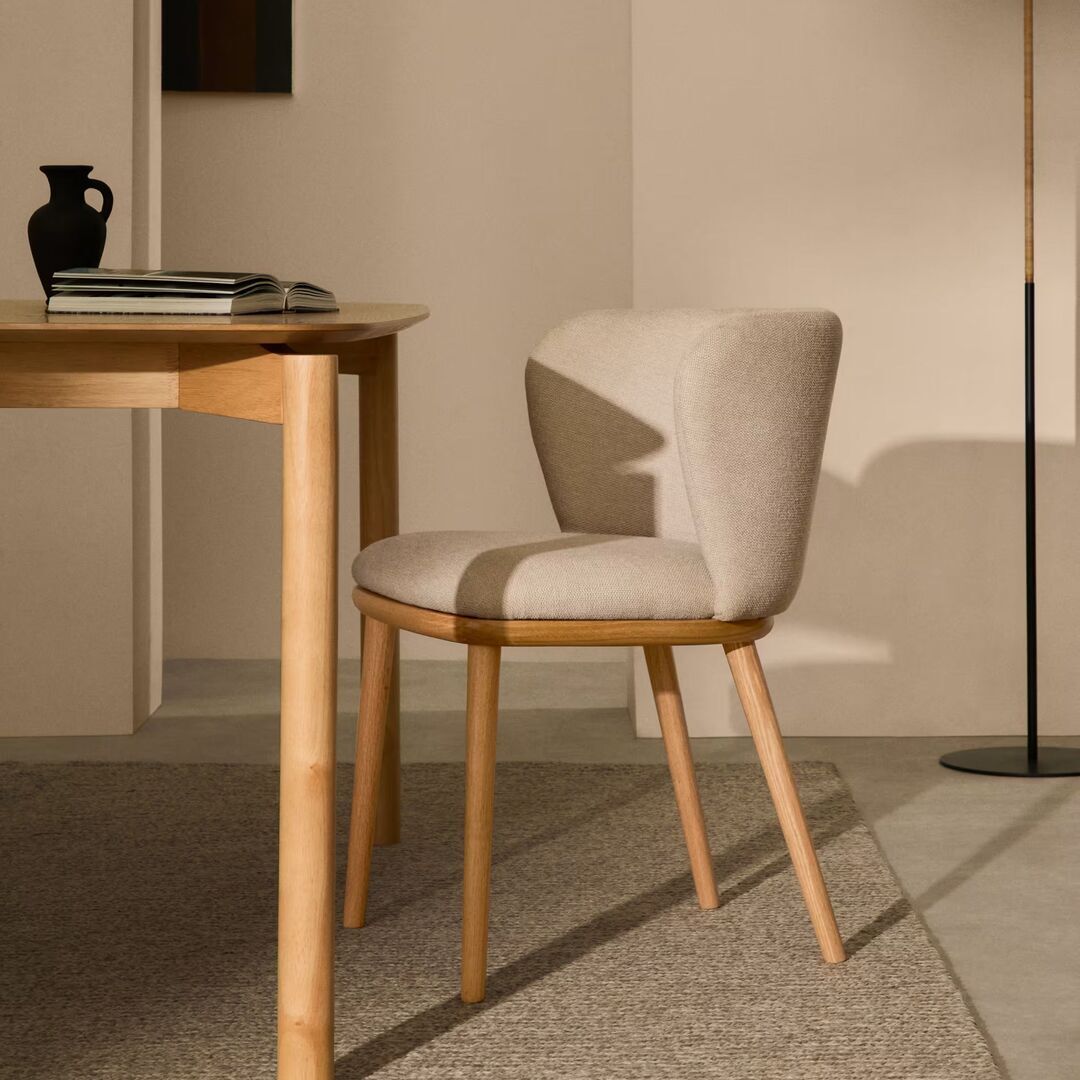 Kave_Home_Stuhl_Ciselia_aus_Chenille_Beige_Massives_Eschenholz_Natürl_Finish_Lifestyle_1