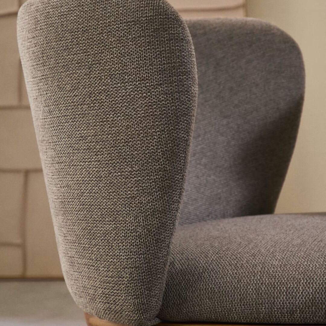 Kave_Home_Stuhl_Ciselia_aus_Chenille_Braun_Massives_Eschenholz_Natürl_Finish_Lifestyle_3